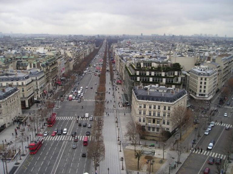 Champs Elysees vom Arc de Triomphe aus